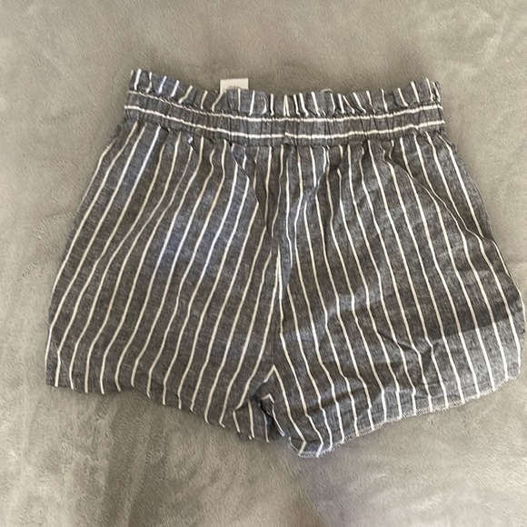 Express Shorts - Picture 2 of 2